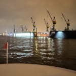 Hamburger Hafen bei Nacht von der Fähre