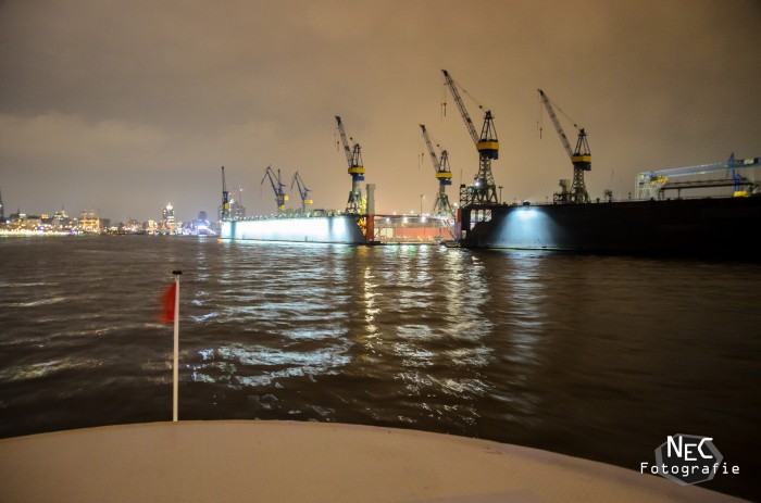 Hamburger Hafen bei Nacht von der Fähre